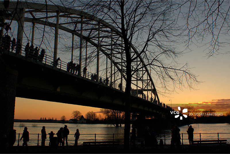 日落时分桥上的人群图片素材