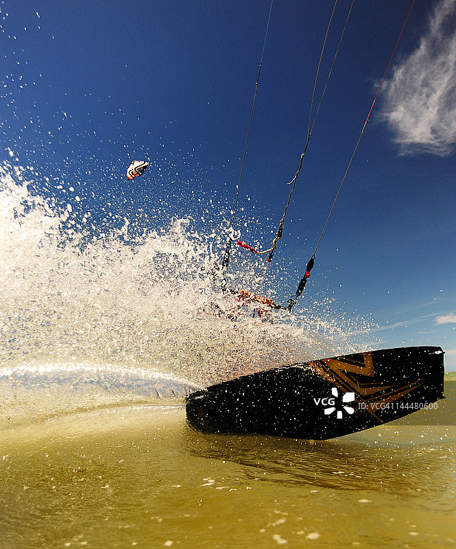 人在海上冲浪图片素材