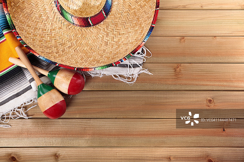 墨西哥帽子、披毯和沙槌图片素材