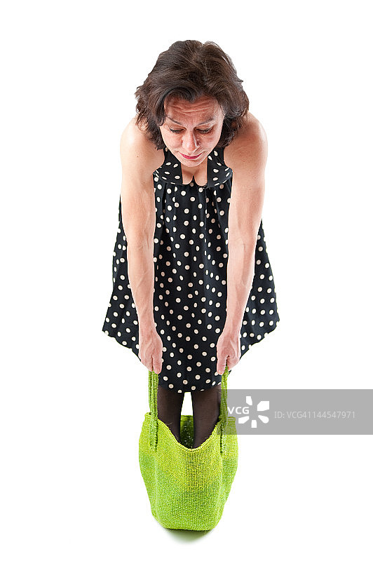 妇女肩扛购物袋图片素材