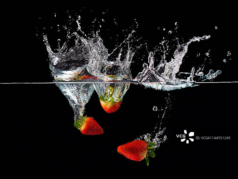 草莓飞溅图片素材