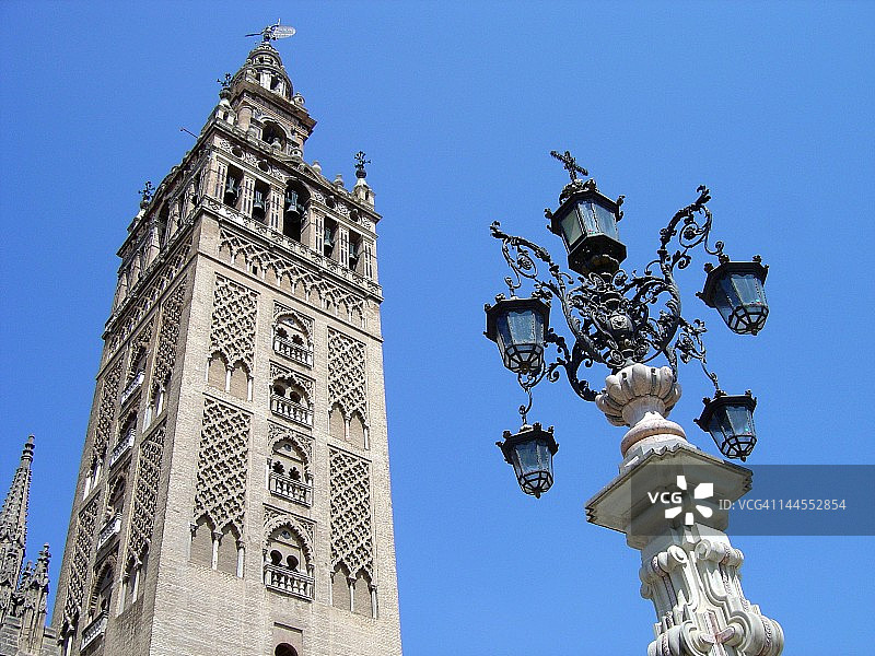 吉拉尔达钟楼和灯柱图片素材