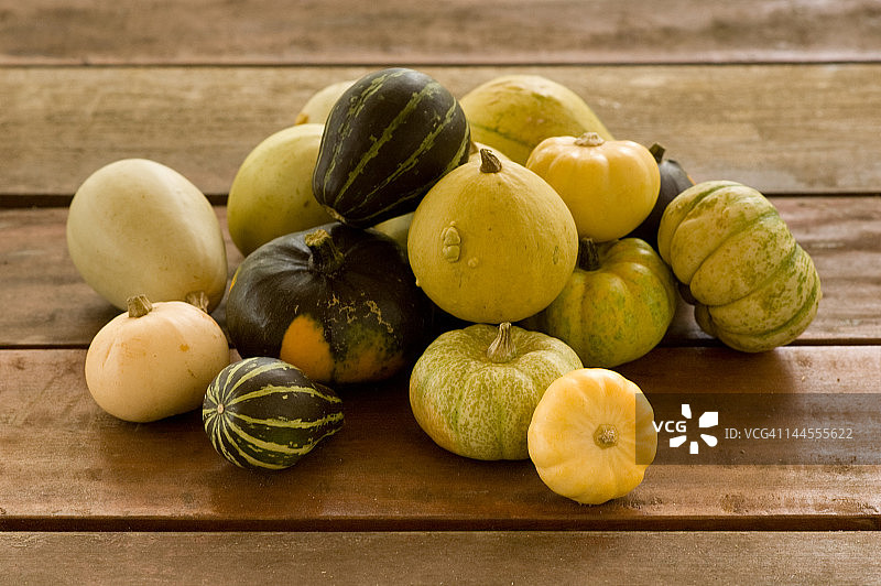 木桌上的迷你南瓜图片素材