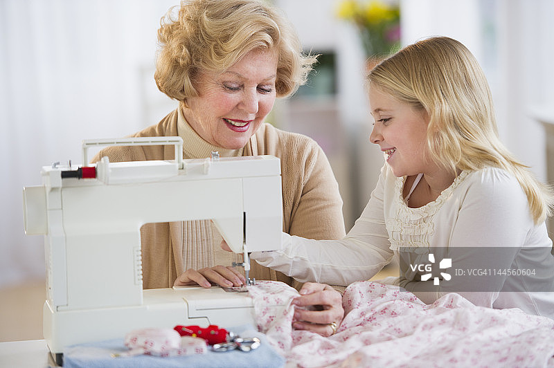 美国新泽西州泽西市祖母与孙女（8-9岁）一起缝纫图片素材