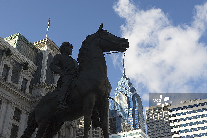 美国宾夕法尼亚州费城：仰望摩天大楼前的雕像图片素材