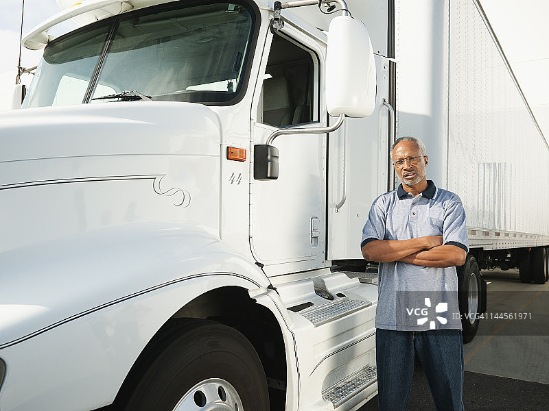 美国加利福尼亚州圣安娜，卡车司机站在卡车旁图片素材