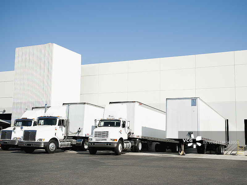 美国加利福尼亚州圣安娜的卡车和仓库图片素材
