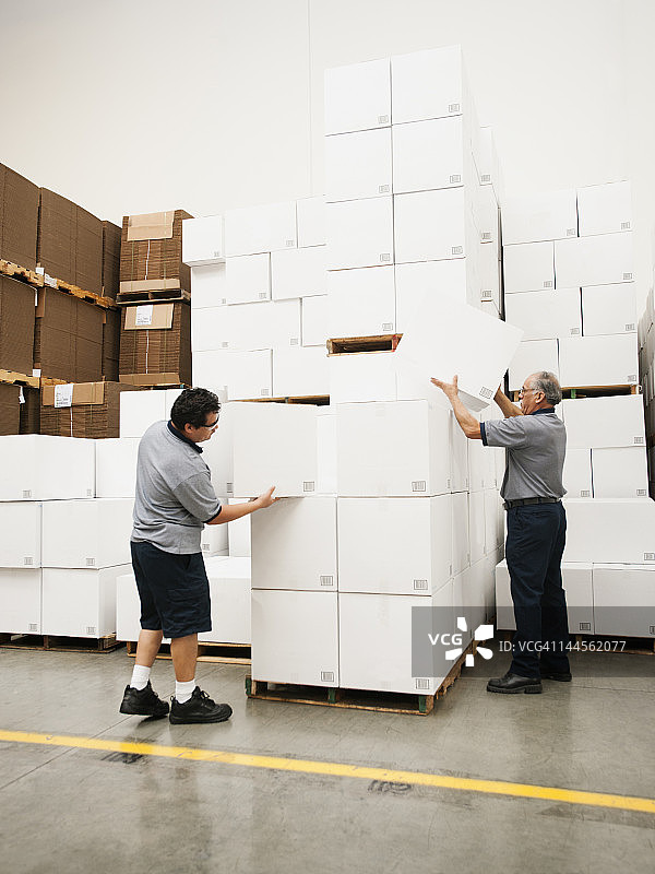 美国加利福尼亚州圣安娜仓库工人检查货物图片素材