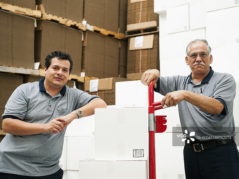 美国加利福尼亚州圣安娜市仓库工人肖像图片素材