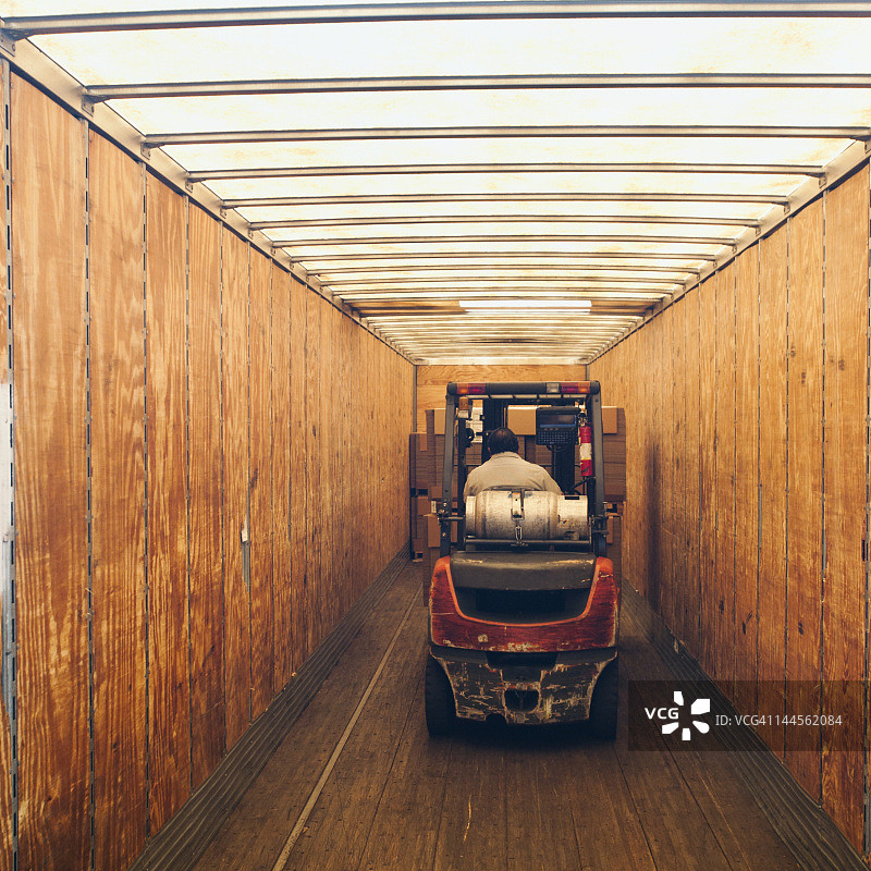 美国加利福尼亚州圣安娜市拖车内的叉车图片素材