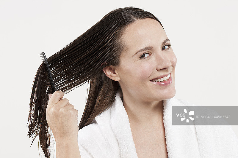 影棚女人梳理湿发肖像图片素材