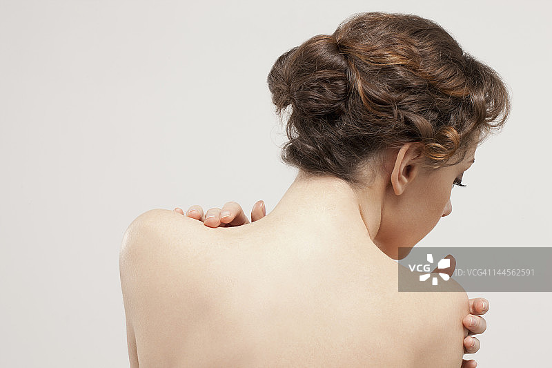 美丽的年轻女子的背影，工作室拍摄图片素材