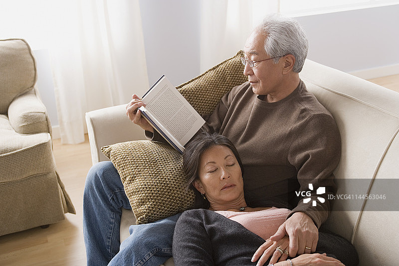 美国加利福尼亚州洛杉矶，在沙发上放松的夫妇图片素材