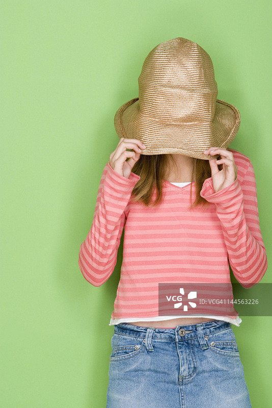 戴帽子遮住脸的少女（16-17岁）的棚拍写真图片素材