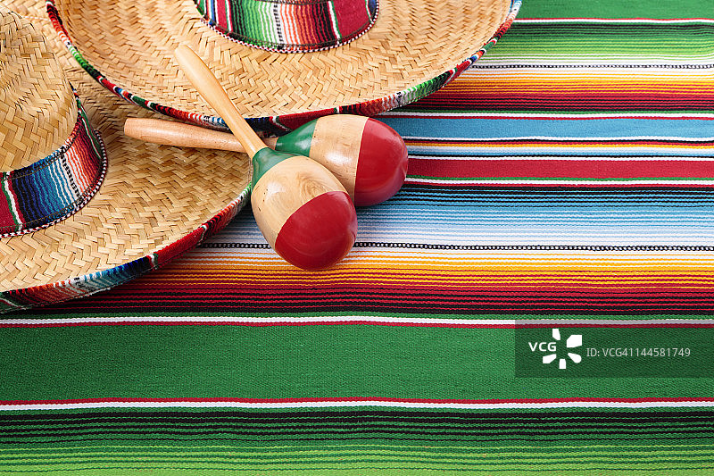 墨西哥披毯、沙球和阔边帽图片素材