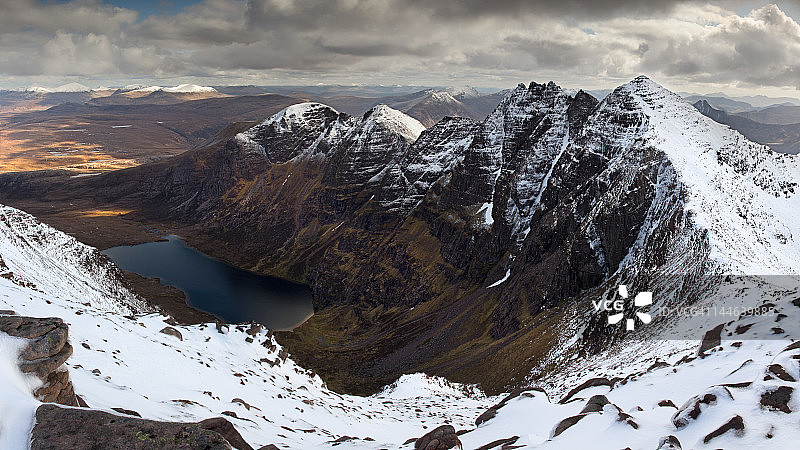 Corrag Bhuidhe山峰和斯古尔·菲奥纳山图片素材