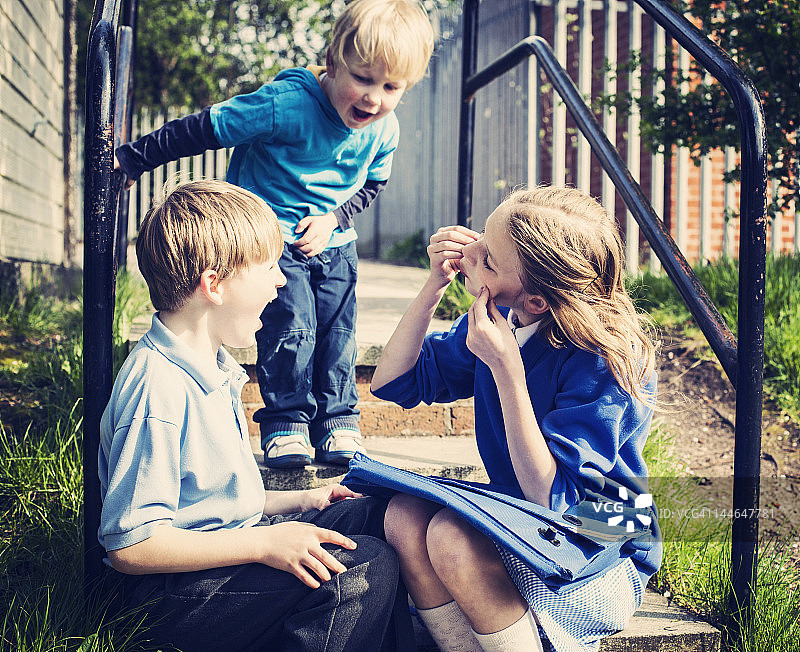 孩子们在学校外面等候图片素材