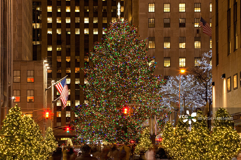 从第48街看洛克菲勒中心的圣诞节图片素材