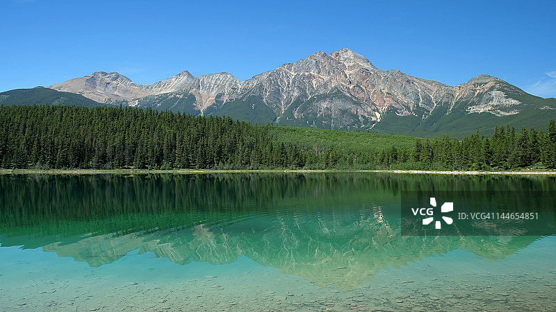 梅迪辛湖与落基山脉倒影图片素材