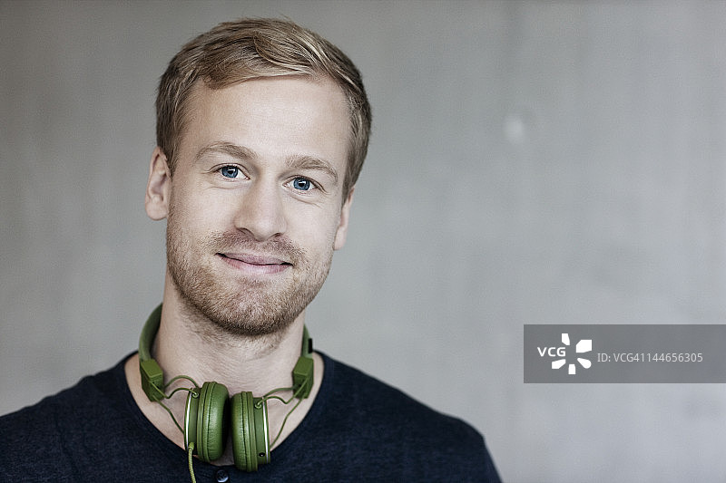 戴耳机微笑的蓝眼睛男人图片素材