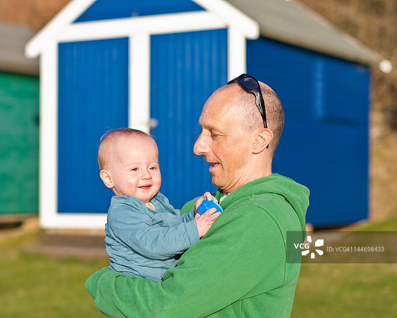 父亲抱着儿子在海滩图片素材