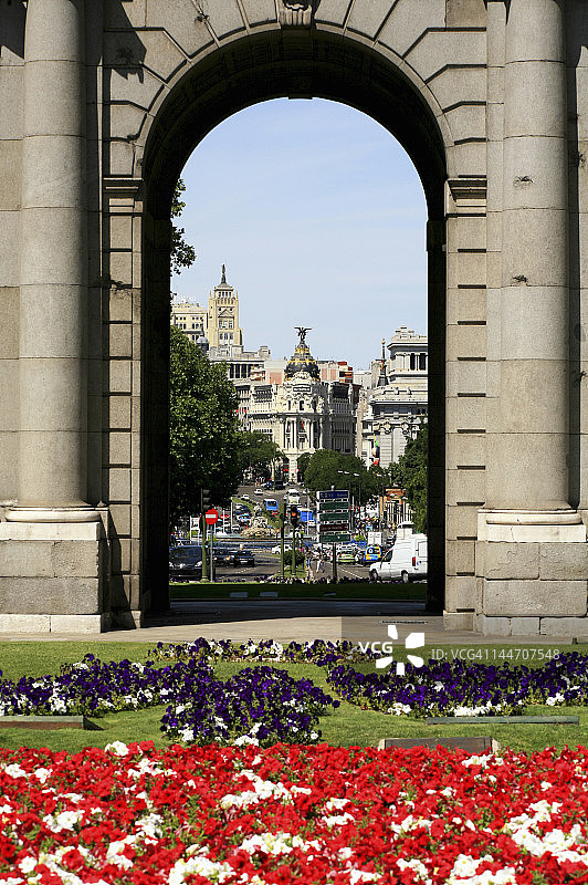 马德里阿尔卡拉门和西贝莱斯广场图片素材