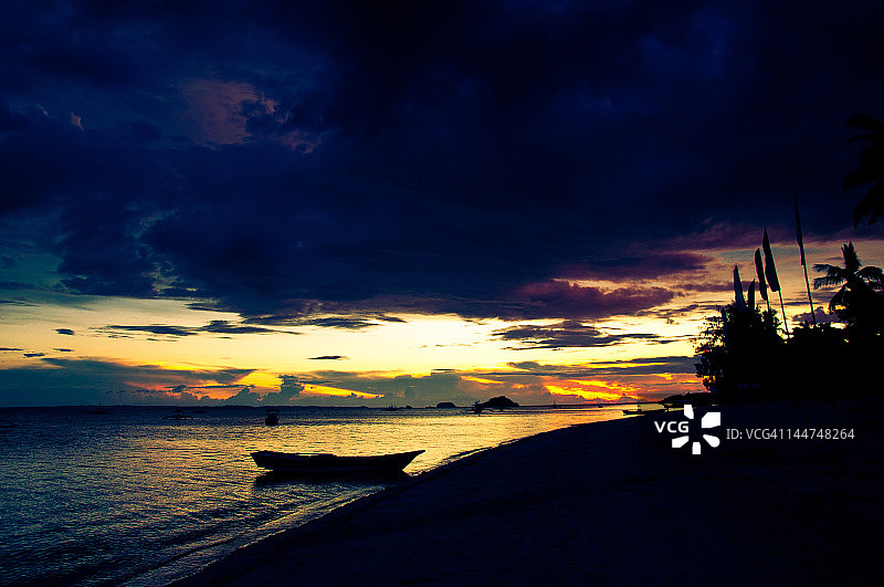 日落时分酝酿的风暴图片素材