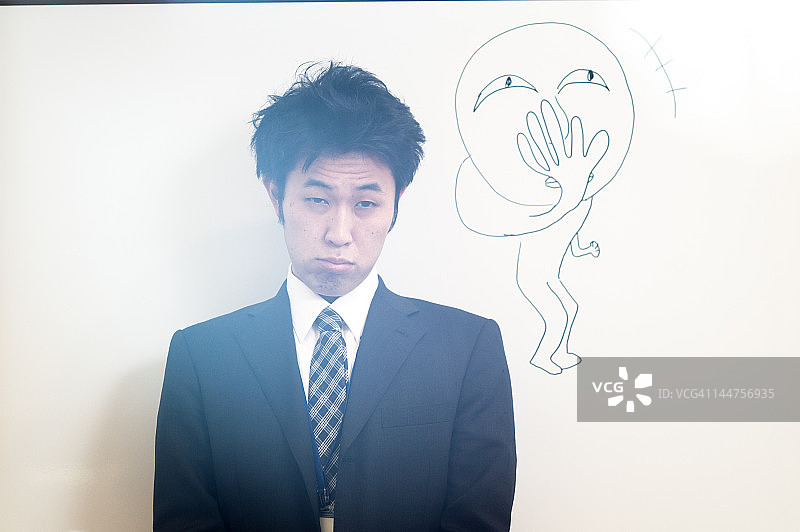 在白板前的日本商人图片素材