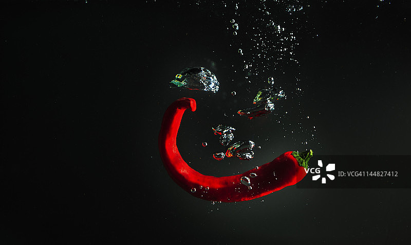 冷水中的红辣椒图片素材