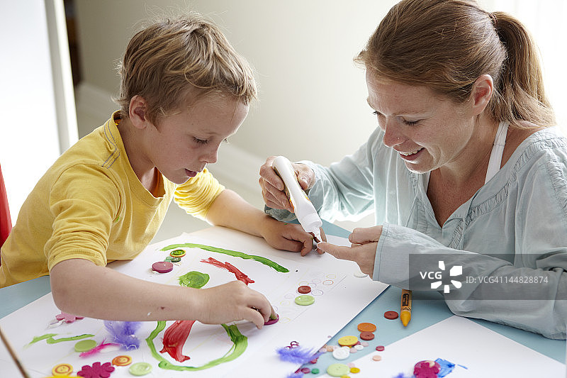 儿童和母亲一起画画图片素材