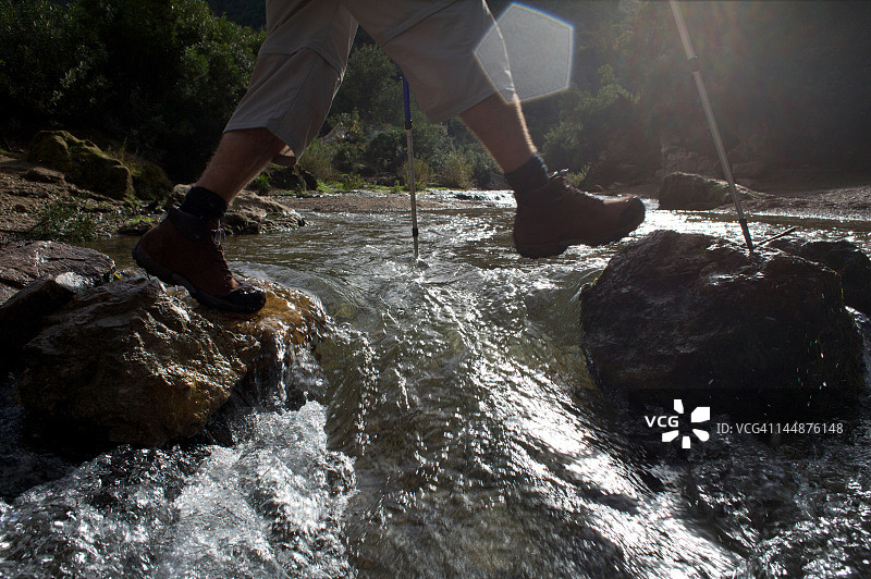 男子过河的光斑镜头图片素材