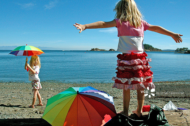 在海滩上玩耍的女孩们图片素材