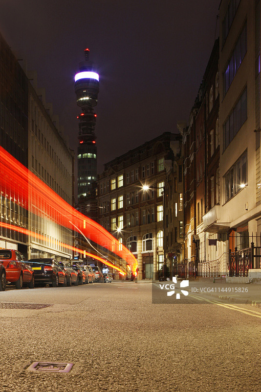 英国电信塔与车流光轨图片素材