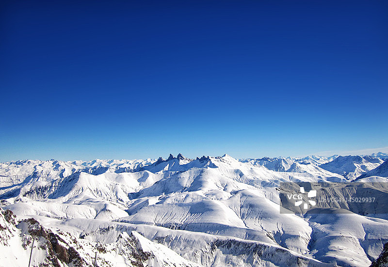 法国阿尔普迪埃滑雪胜地山景图片素材