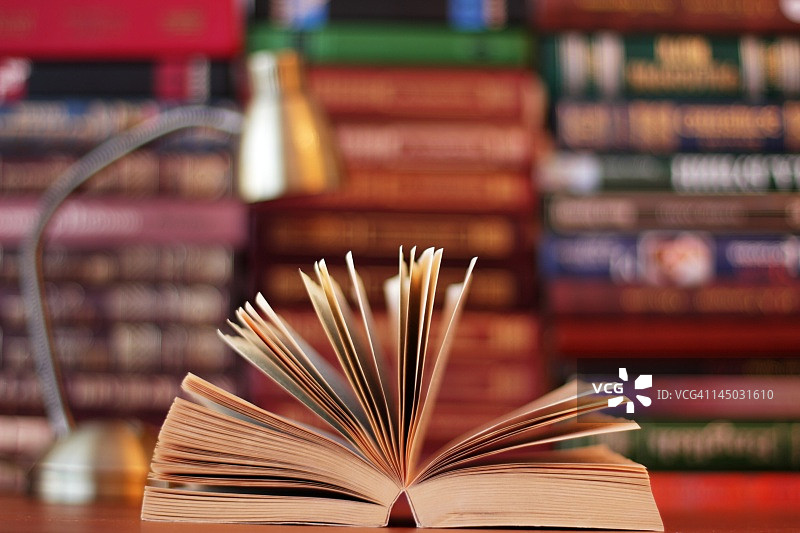 图书馆桌上的展开的书图片素材