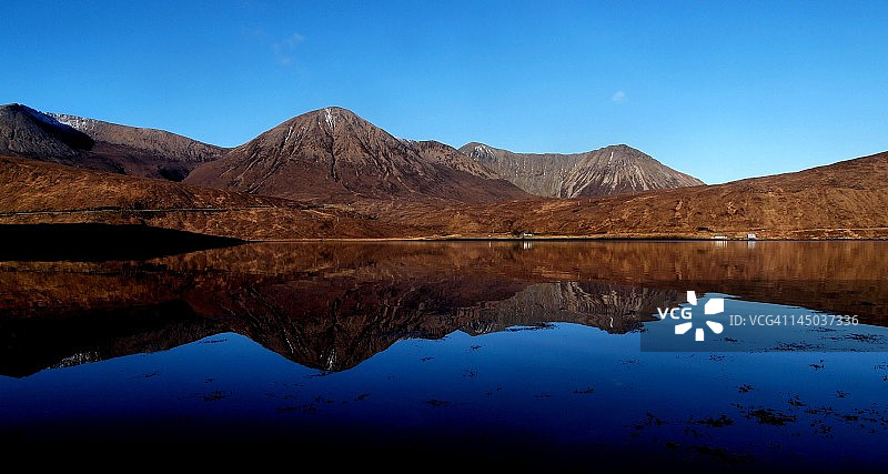 红色库林山脉在海中倒影图片素材