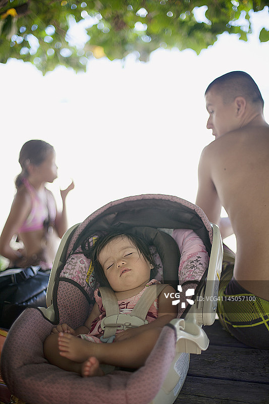 在夏威夷马卡哈阴凉处小睡的婴儿图片素材