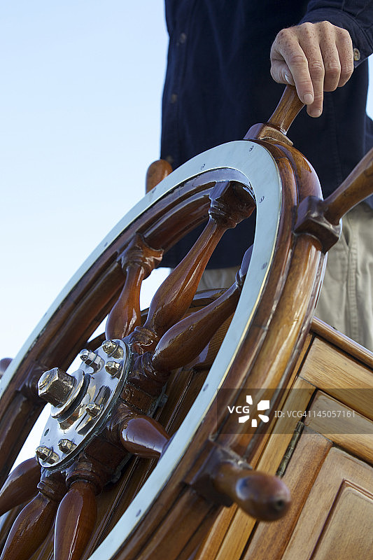 船长掌舵航行中的帆船图片素材