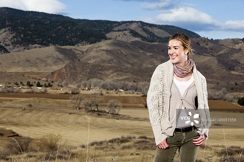 在科林斯堡，穿着户外服装的年轻女子图片素材