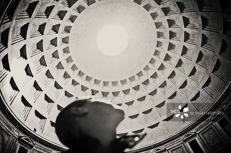 男人凝视着意大利罗马万神庙的圆眼图片素材