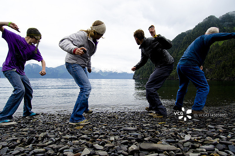 在阿拉斯加福克斯岛准备好参加跳石比赛图片素材