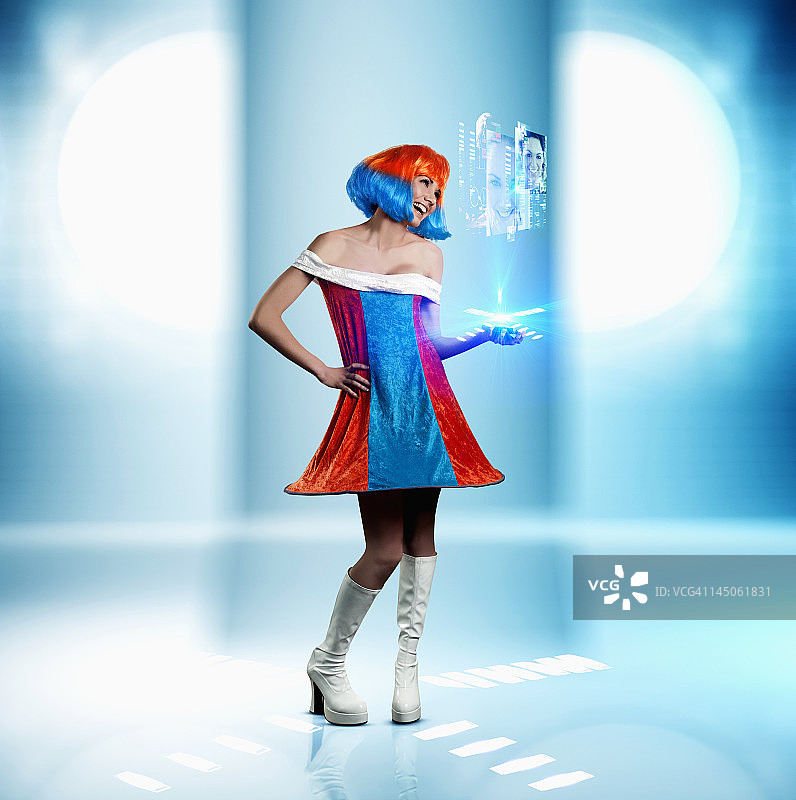 使用数字屏幕的未来主义太平洋岛民女人图片素材