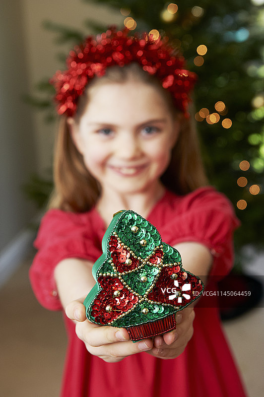 女孩赠送圣诞装饰品图片素材
