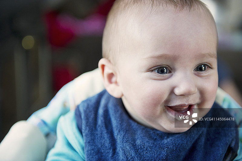 宝宝微笑的脸庞特写图片素材