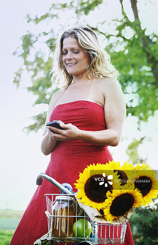 骑自行车使用手机的女人图片素材