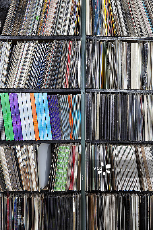 架子上的唱片行图片素材