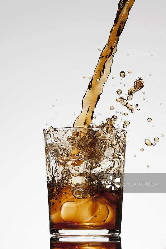 饮料倒入玻璃杯中图片素材