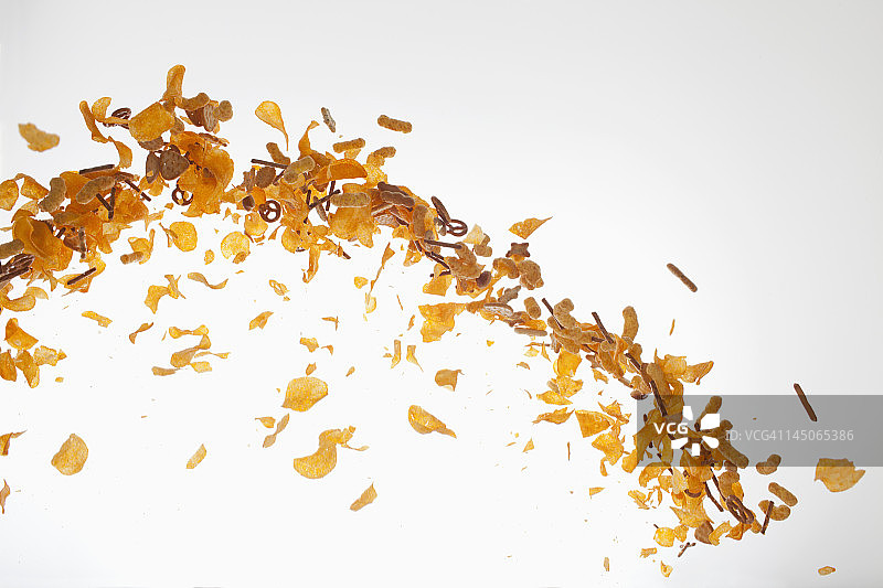 白色背景上的薯片、椒盐卷饼和咸味零食图片素材