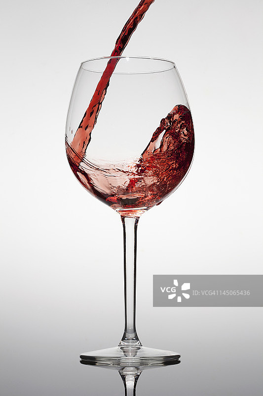 红酒倒入玻璃杯中图片素材