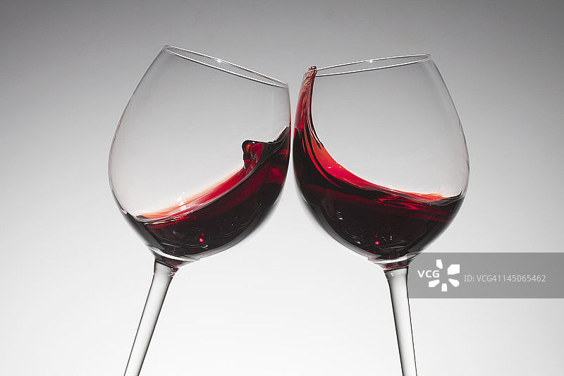用两杯红酒敬酒图片素材